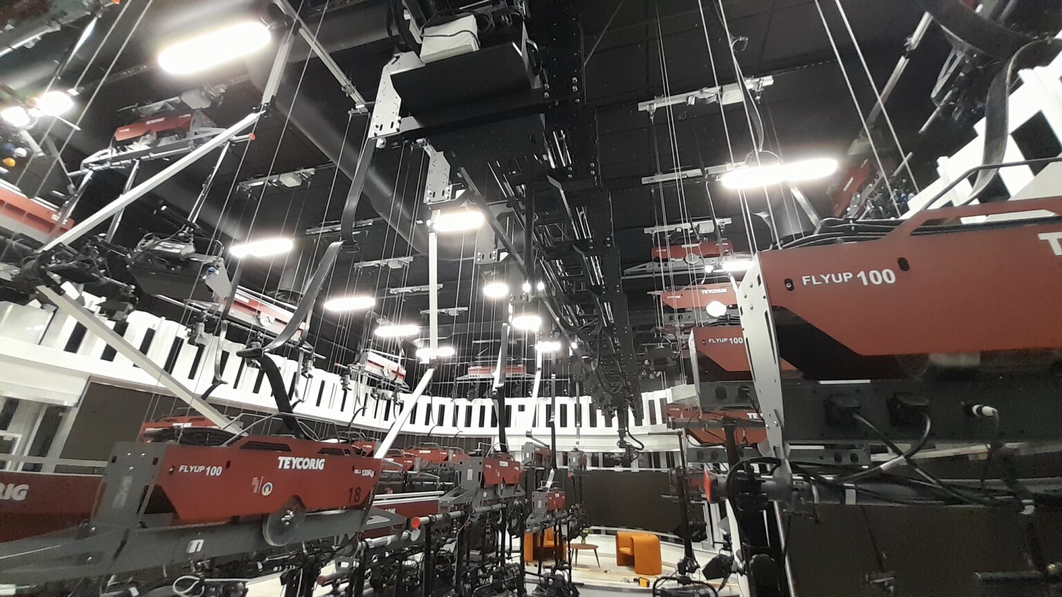 Robottikameran rata ja vaijerinostimia