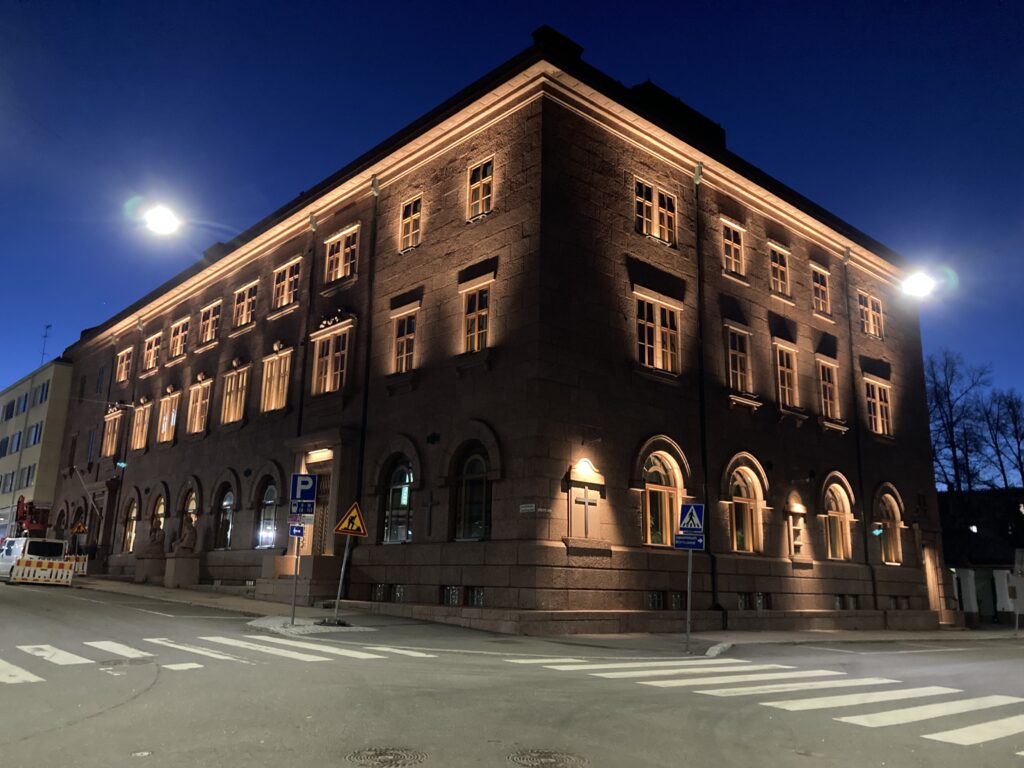 Uusi LED-valaistus julkisivuun